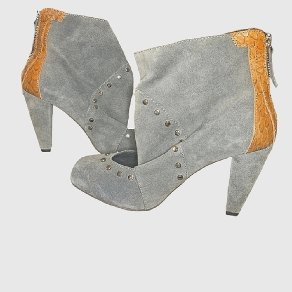 Kathryn Amberleigh Gray Suede Studded Leather Trim Ankle Booties Size 9
